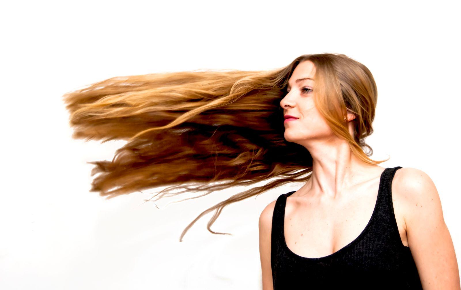 Carnation, base naturelle, cheveux blancs : comment choisir sa coloration capillaire selon son profil